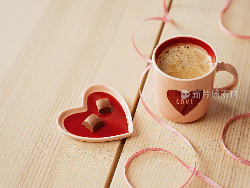 爱咖啡杯和巧克力情人节静物