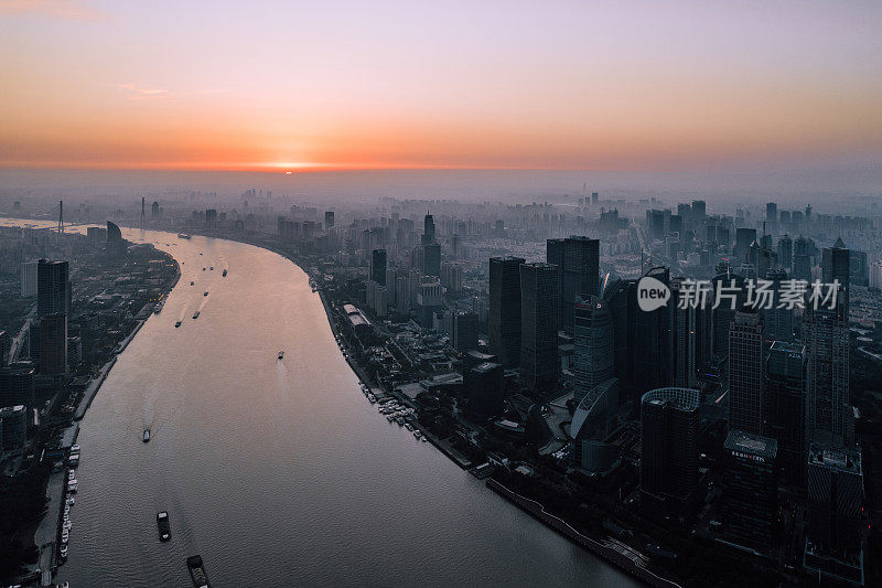 日出的上海天际线，上海的另一面
