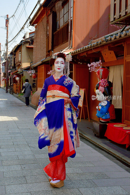 穿着舞子服装的日本女人走在祗园街，京都