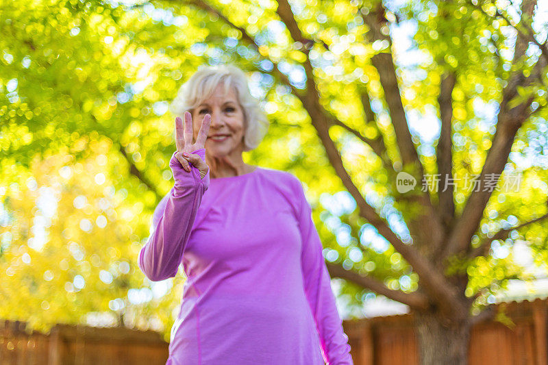 健康活跃的成熟老年女性健康生活倒计时照片系列