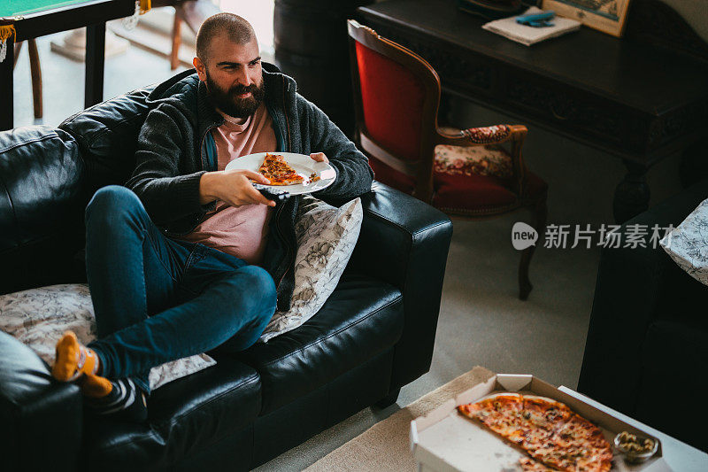在家看电视，吃外卖披萨