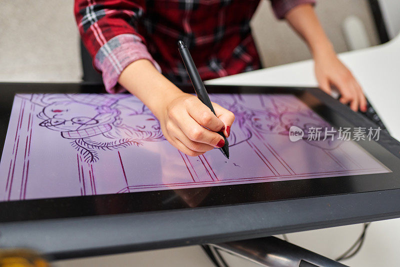 白人女性艺术家插图画家绘画与触控数字平板电脑与手写笔