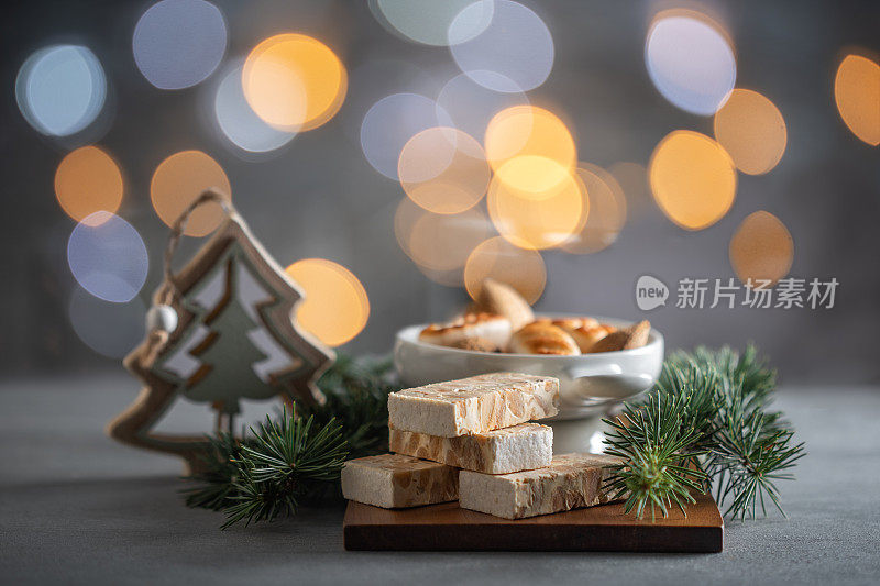 西班牙圣诞糖果、铁丝和明亮的灯光作为背景
