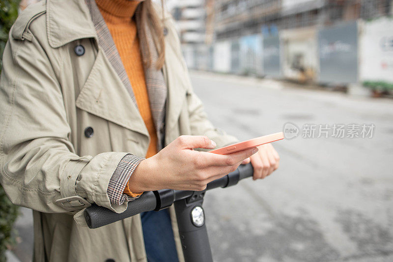 漂亮的年轻女人在街上发短信