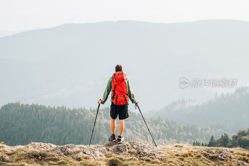 远足者在长满草的山脊上放松