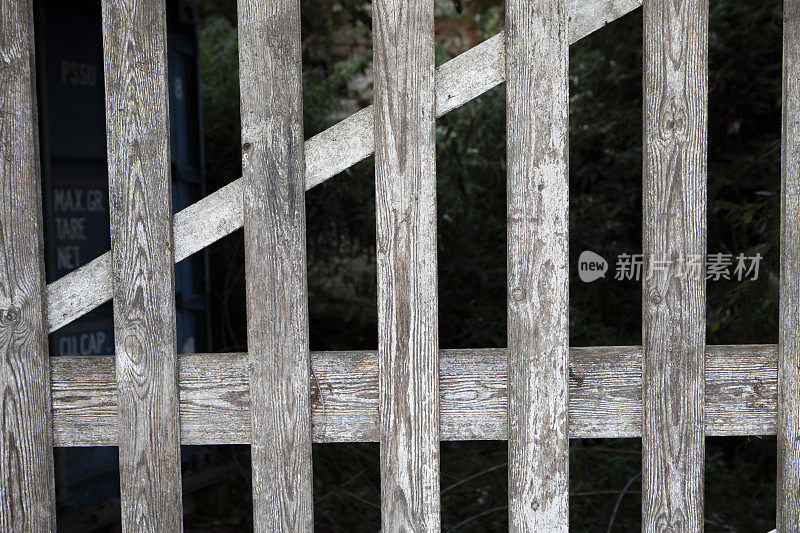 木制栅栏门的特写镜头
