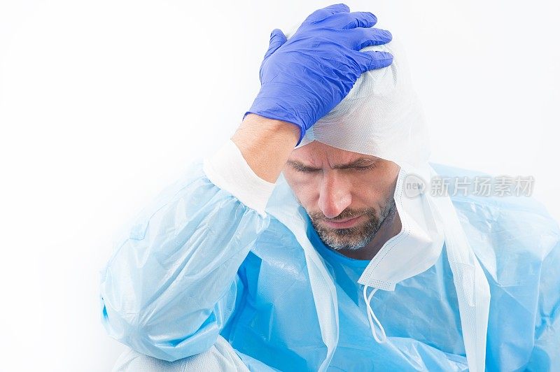 要做什么。医生戴着医用手套头痛。关于冠状病毒大流行的卫生科学家研制出病毒疫苗疫情爆发隔离。covid-19和医疗保健。男子穿安全服