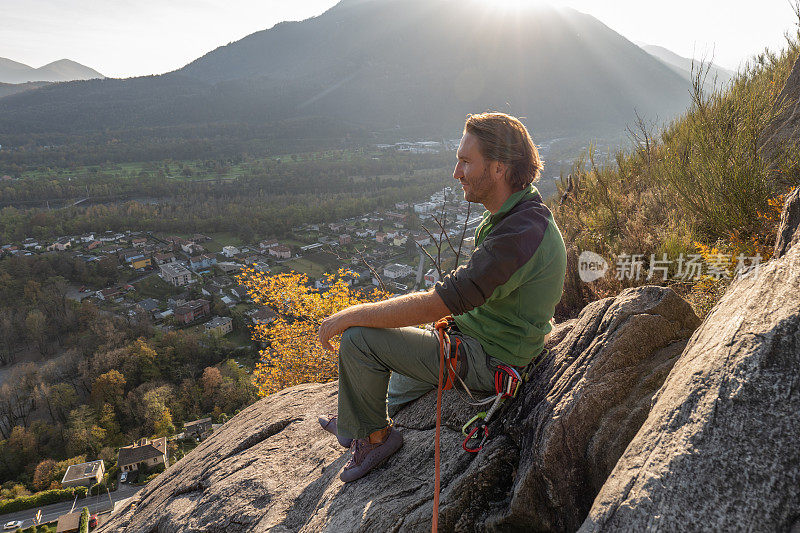 一名男性登山者正在休息以欣赏风景