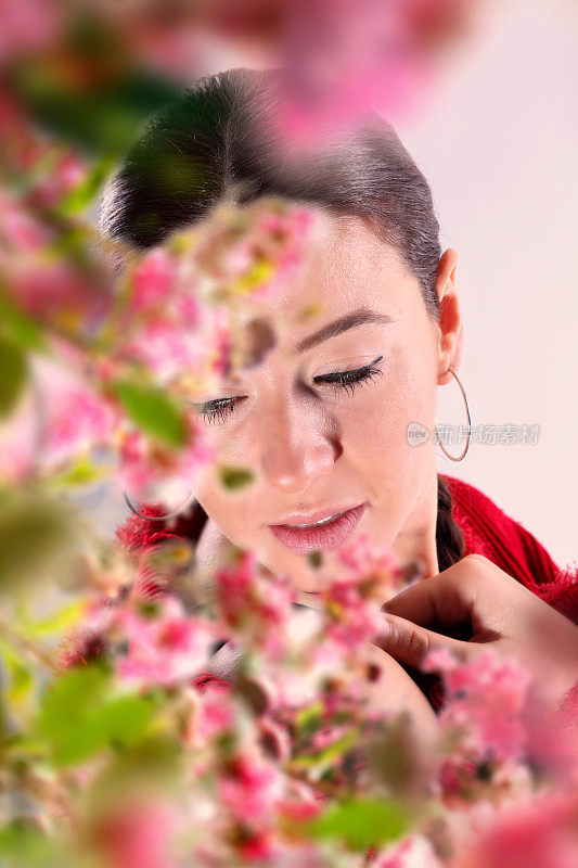 漂亮的白种年轻女子手持鲜花的画像