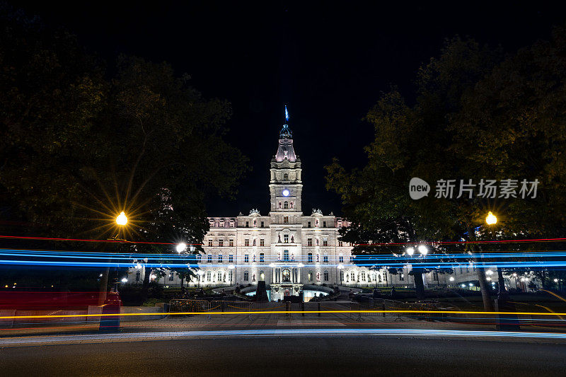 魁北克市议会大厦的外墙在夜晚灯火通明