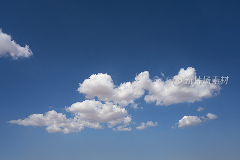 蓝色的夏天天空与白云完美的天空背景