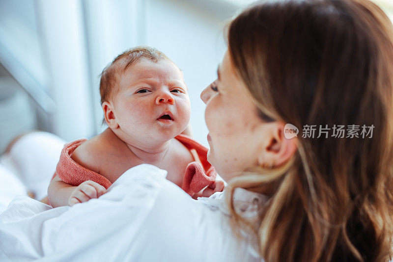 妈妈抱着刚出生的女儿