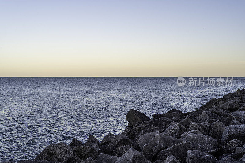 岩石水海岸线