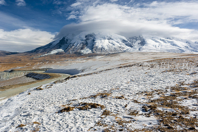 中国新疆塔什库尔干县，被暴风云覆盖的穆兹塔格山