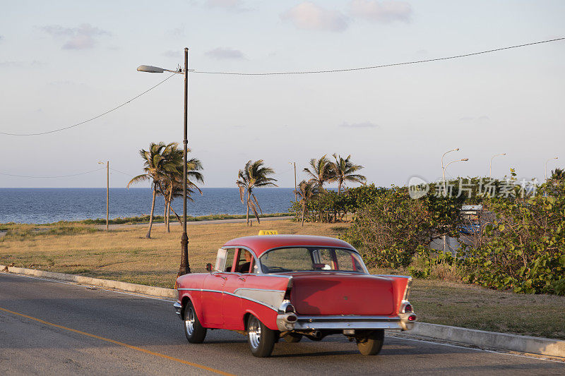 红色经典车行驶在哈瓦那海岸，古巴