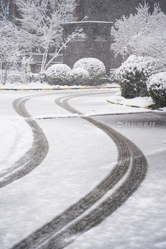 白雪覆盖的蜿蜒道路