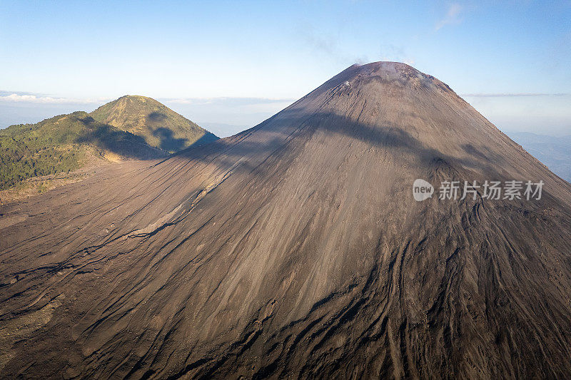 无人机拍摄的危地马拉安提瓜岛附近的帕卡亚火山