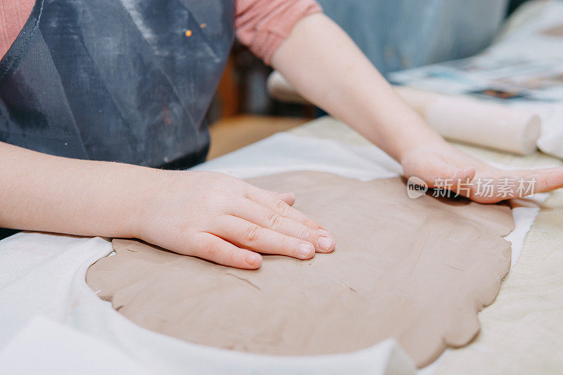 女手揉泥。陶瓷大师班的陶瓷产品制作。特写镜头