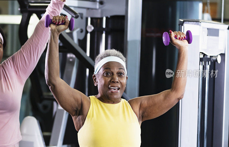 在健身房举哑铃的非裔美国老太太