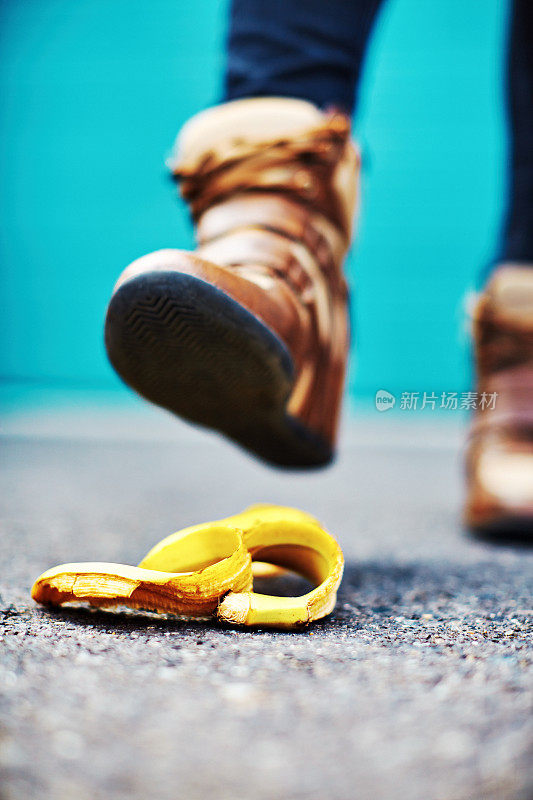 事故即将发生:一只脚踩在香蕉皮上