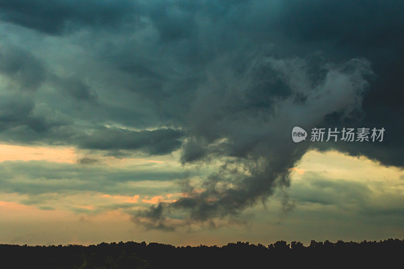 云在地平线上。雷云。下雨了。多雨的天气。阴霾