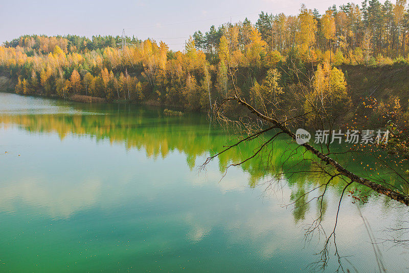 湖水碧蓝。池塘。秋天的自然背景。黄色的秋叶。美丽的大自然。精灵森林。阳光灿烂的日子