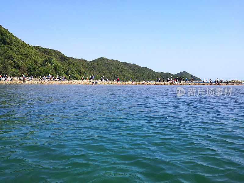 香港西贡，夏普岛，游客在汤波洛漫步