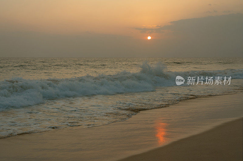 海洋日落景观，斯里兰卡，海滩海景，如画的印度洋海浪