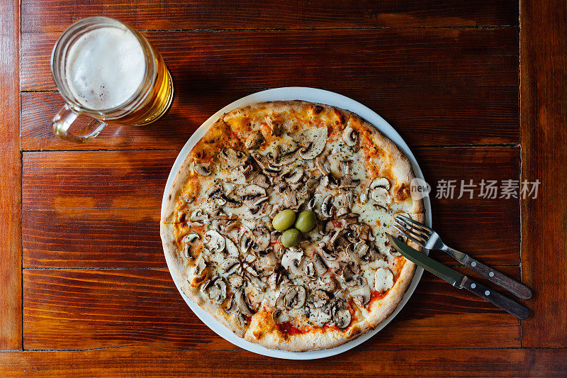 美味的蘑菇披萨和啤酒