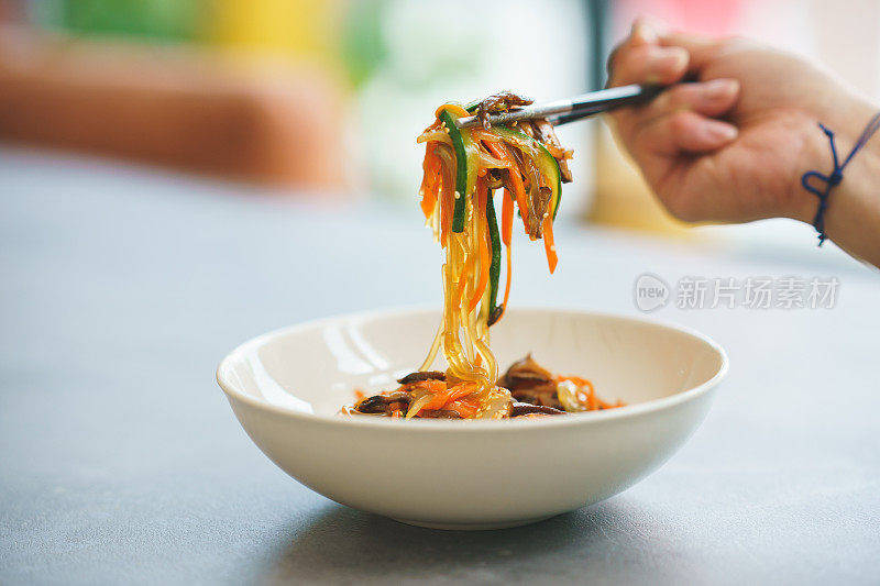 炒菜是一种传统的韩国食物，它是由炒菜混合而成的