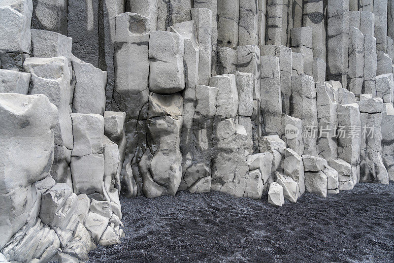瑞尼斯菲加拉黑沙滩上的加达玄武岩柱