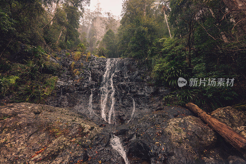 美丽的多层瀑布在雨天，雾蒙蒙的一天