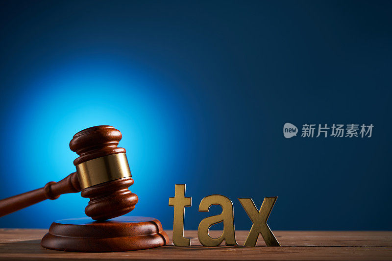 小木槌，蓝色背景上有TAX字样。