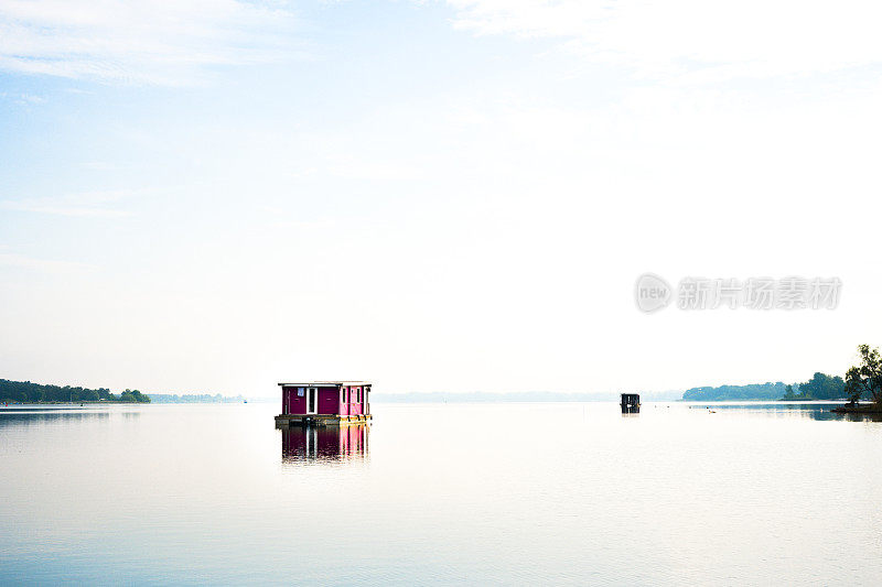 夏日假期，德国湖中的单人船屋