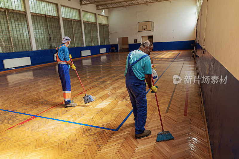 两个在清洁学校工作的高级现役男子