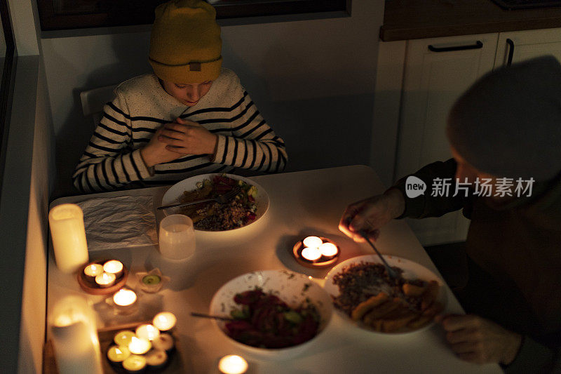 一家人在停电时点蜡烛吃饭
