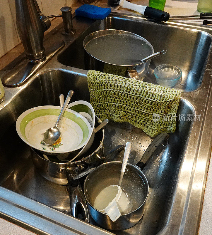 水槽里的脏锅和脏盘子。