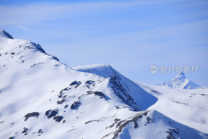 山顶的高山景观。意大利阿尔卑斯山滑雪场。滑雪胜地Livigno。意大利、欧洲。