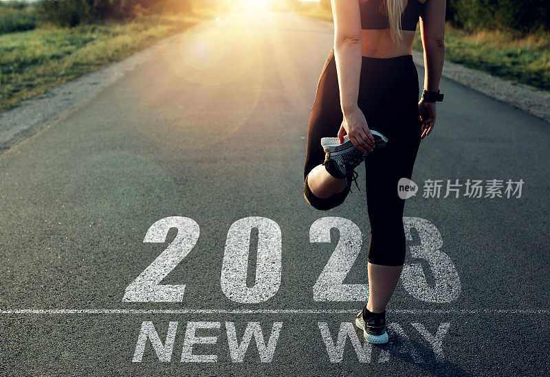 运动女孩奔向2023年，离开2022年。2023年，新的雄心、计划、目标和愿景。