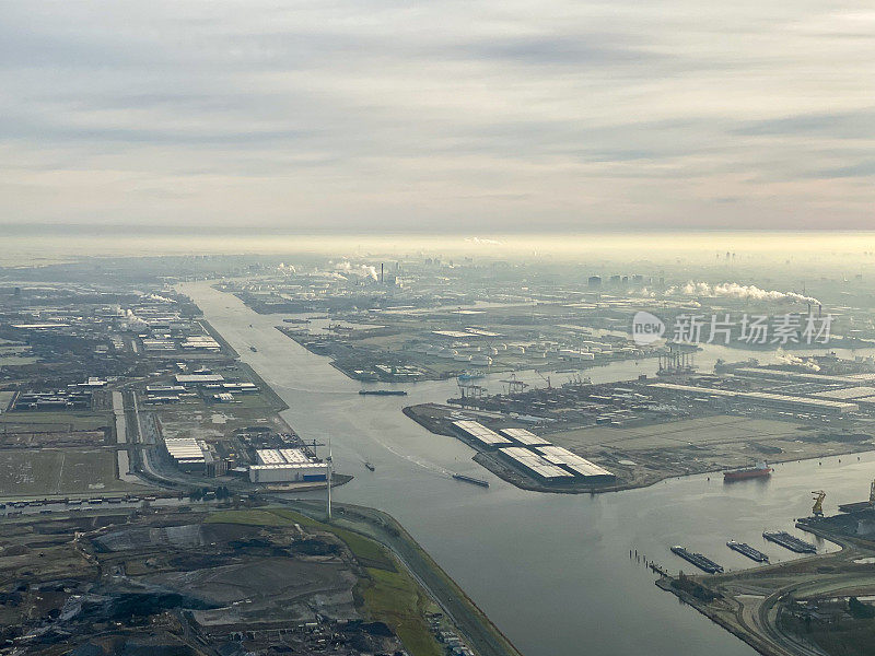 冬季景观和工业西港航运港的空中景观，当接近荷兰阿姆斯特丹史基浦机场