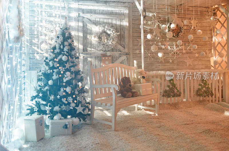 小木屋门廊旁的圣诞树。乡村住宅装饰入口，库存照片