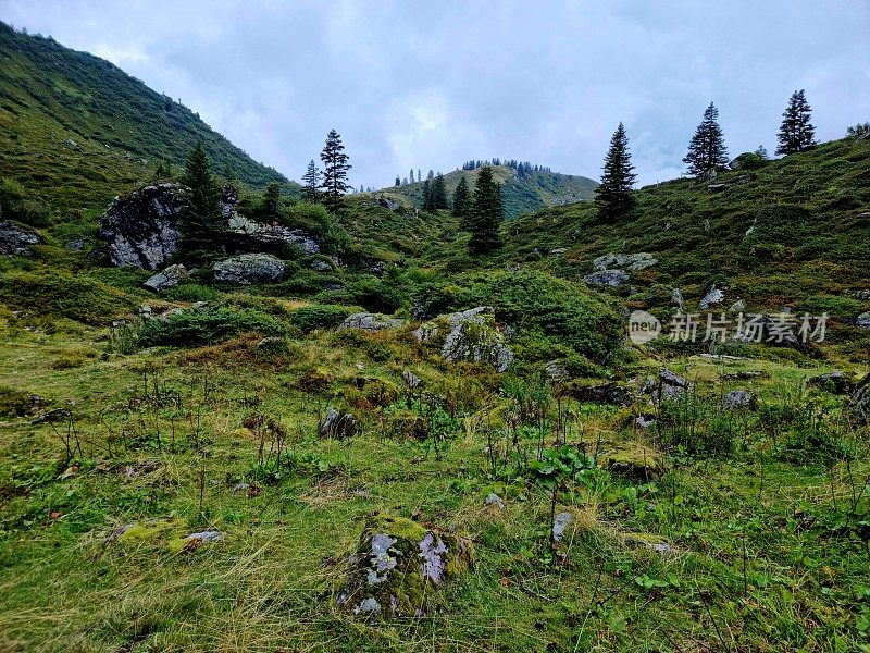 瑞士阿尔卑斯山多云天空