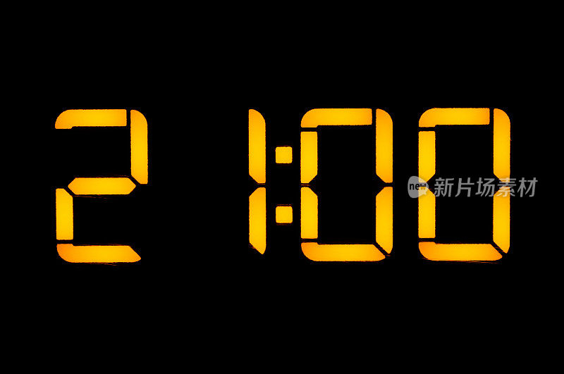黑色背景上橙色数字的电子数字钟显示的是晚上21点0点0分。隔离,特写。