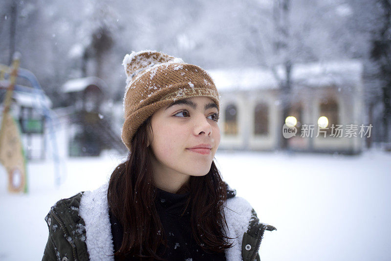 雪中的女孩