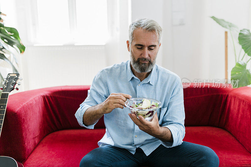 成年男性吃健康零食、保健饮食理念，老年男性吃新鲜沙拉