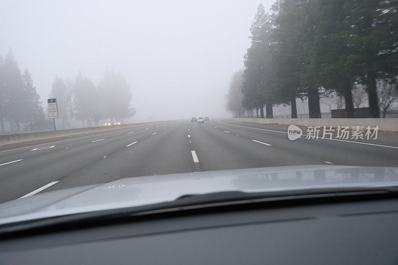 大雾天在高速公路上开车