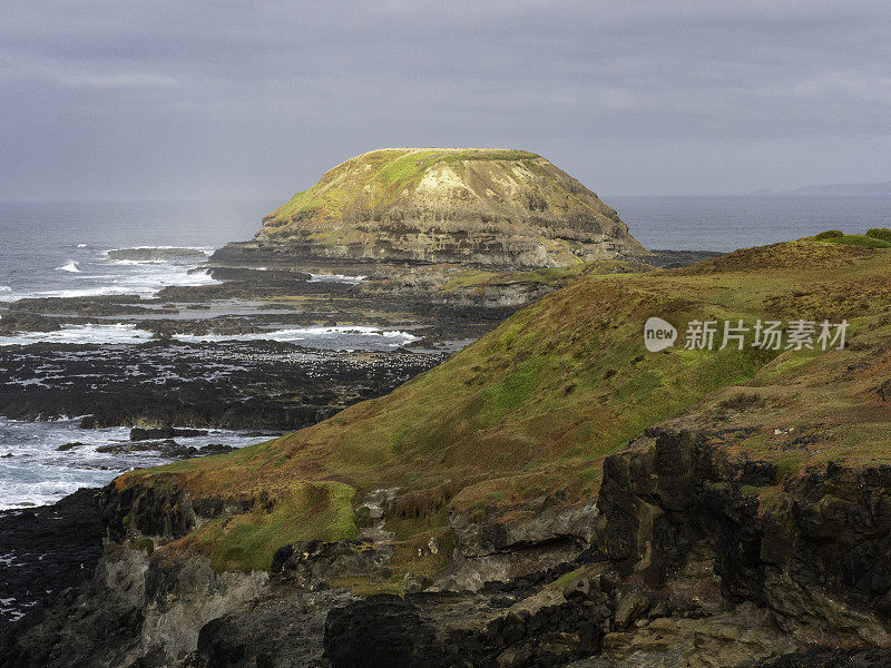 多岩石的海岸线