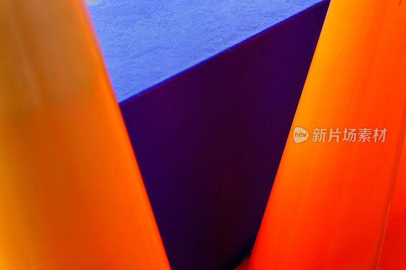 蓝色和橙色抽象三角形形状
