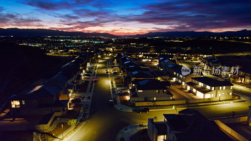 加州圣塔克拉利塔的照明房屋-航拍