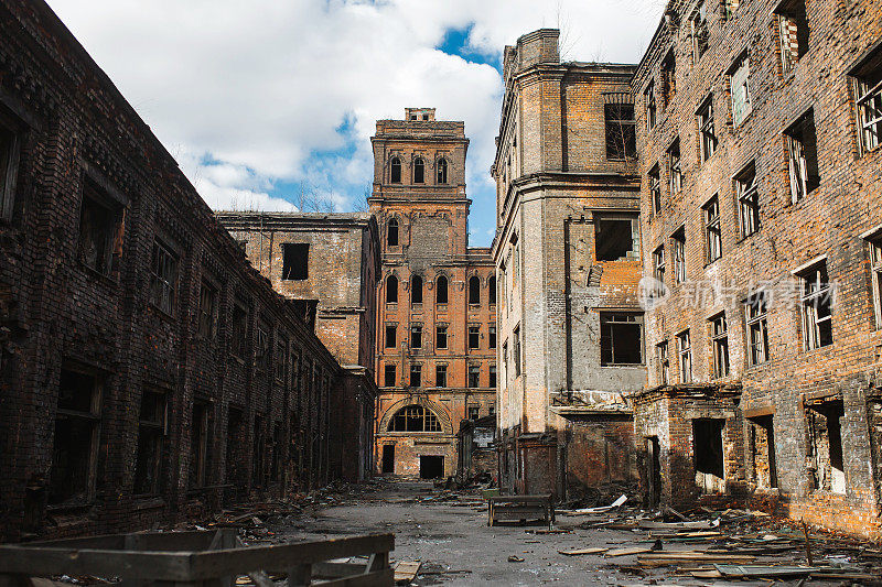 废弃的城市。旧的工厂